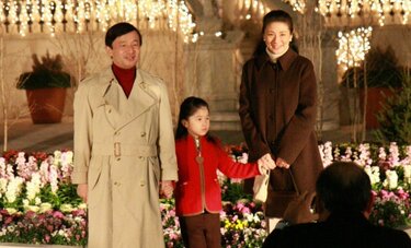 〈皇族方の家族の風景〉愛子さまは赤いコートのクリスマスカラー　天皇陛下と雅子さまと「お忍び」でたずねたイルミネーションスポットはどこ？