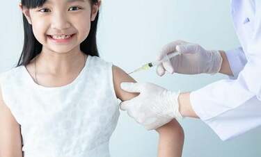 父親からの新型コロナ感染が多い子ども　ワクチン接種は必要ないの？　小児科医が回答