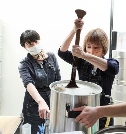 粉砕した麦芽7.5kgを専用鍋に移し、68℃のお湯35Lと薬品(1)を加えて攪拌する。鍋の中はオートミール状で、かなりの力作業。麦汁の中のでんぷん質が酵素により糖化していく
