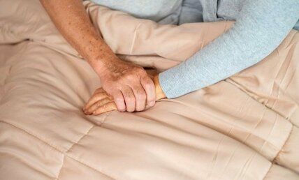 「女性用風俗」に60代70代女性　2時間ランチ、手をつないで散歩…「デート」に救いを求める女たちの“孤独と不安”