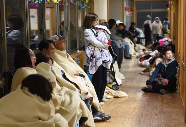 ４月１６日午前５時過ぎ、避難先の由布院小学校（大分県由布市）で、夜明けを待つ人たち　（c）朝日新聞社