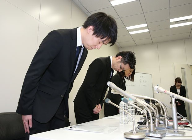記者会見で頭を下げるコインチェックの和田社長（左）ら。金融庁は業務改善命令に続き、２月２日には立ち入り検査に入った  （ｃ）朝日新聞社