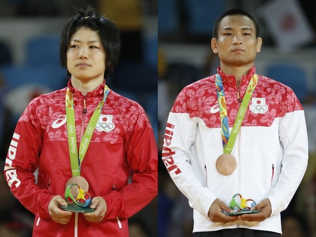 銅メダルを獲得した中村(左）と海老沼（右）　(c)AFP