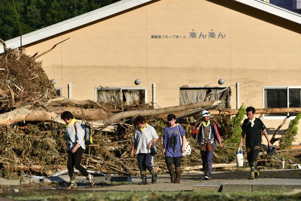 ９人が亡くなったグループホーム。大量の流木が押し寄せ、壁には濁流の跡も残っていた　（ｃ）朝日新聞社