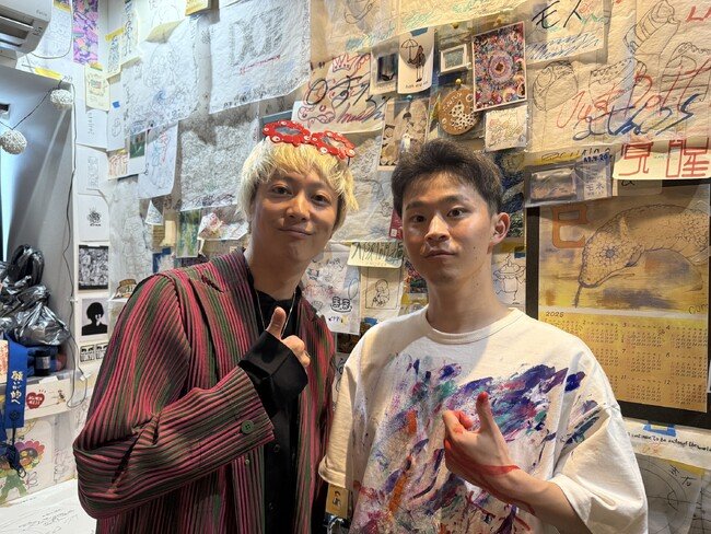 写真・図版(1枚目)| 万博個展で活躍するMUSASHIの当日のケアを一手に担うセラピスト
