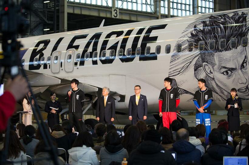 ３月、スカイマークの機体をＢリーグのロゴと「スラムダンク」作者・井上雄彦のイラストで飾るＢリーグジェットの披露会見。スカイマーク会長・佐山展生は「昨年９月に初めて観戦して伸びると直感した」（撮影／大野洋介）