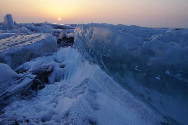 北海道豊頃町の十勝川河口付近の海岸。河口の水でできた透明な氷「ジュエリーアイス」は、川と海が生み出した自然の産物（撮影／福田健太郎）