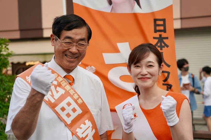 松田氏（左）とさや氏。さや氏は東京選挙区でトップ当選の可能性も報道されている