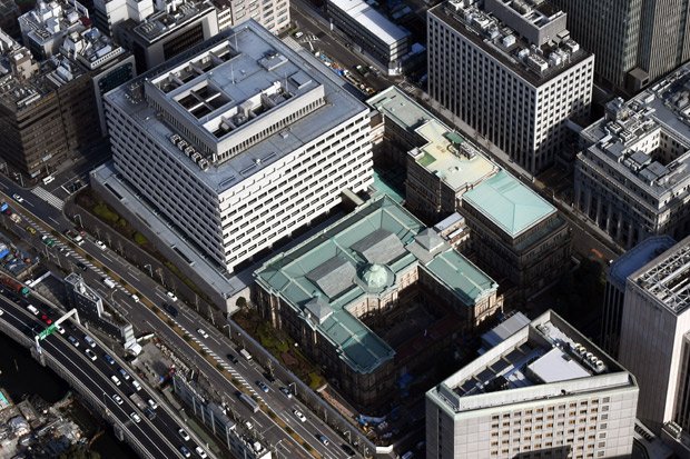 日本銀行本店。「円」の通貨としての価値を守るのが使命だ。（ｃ）朝日新聞社