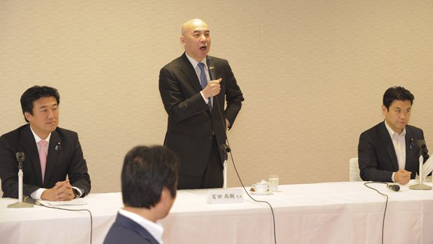 党本部で２５日に開かれた勉強会で熱弁をふるう百田氏。声量たっぷりで、非公開でも廊下にダダ漏れだった。向かって左隣は木原氏。今回の失態で１年間の役職停止処分を受けた（撮影／写真部・長谷川唯）