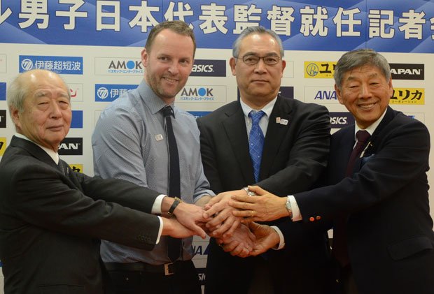 今年２月のダグル・シグルドソン新監督（中）就任会見で手を取り合う渡辺会長（左）と蒲生副会長（ｃ）朝日新聞社