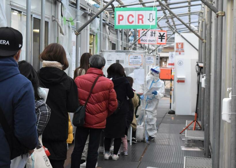 オミクロン株の流行で各地のPCR検査会場には長い列ができた