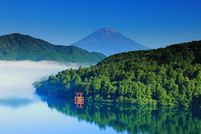 富士山をバックにエメラルドグリーンに輝く芦ノ湖は、どこか神秘的