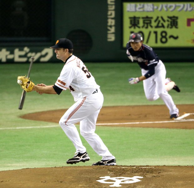 中日・大島の打球がグラブに挟まってしまったホールトン（2012年撮影）　（ｃ）朝日新聞社