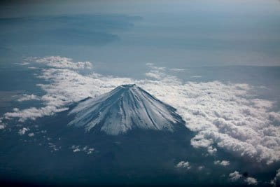 富士山が好きで、搭乗した飛行機からよく撮影するというさださん。空気が澄んだ真冬、雲海から雪を抱いた山頂をのぞかせた富士が雄大な姿でとらえられている。レンズは70～200ミリF2.8を使用、夢中でシャッターを切ったという