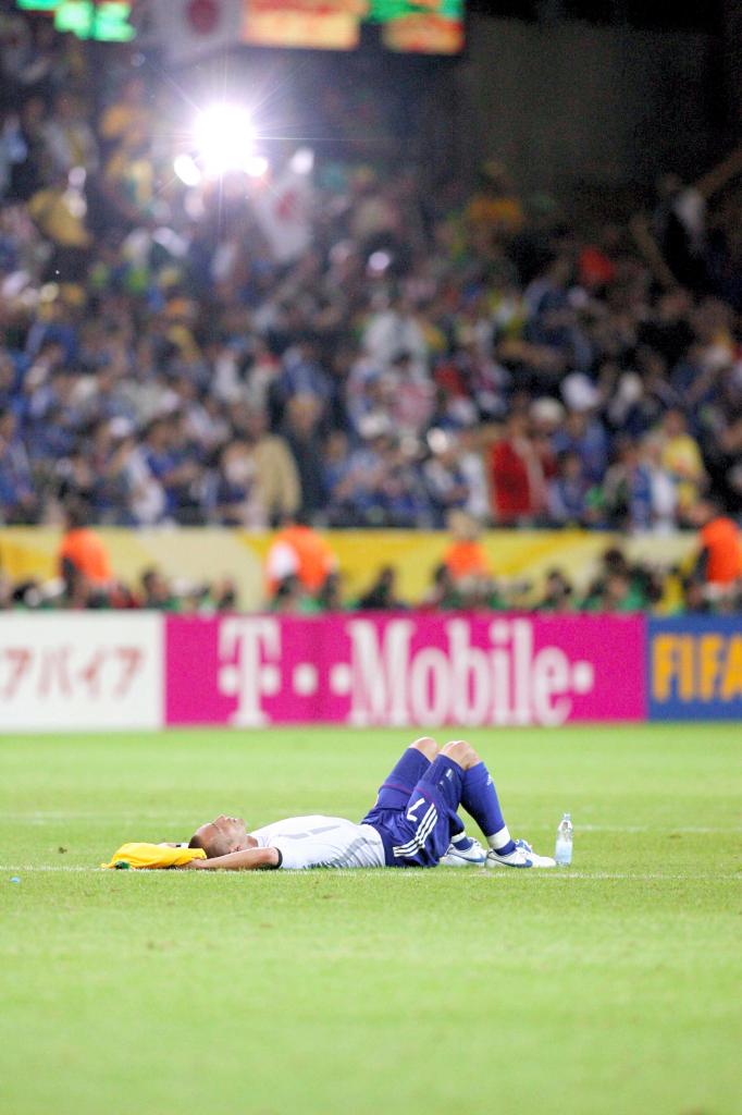 2006年ドイツ大会でブラジル戦後にピッチから立ち上がれない中田英寿
