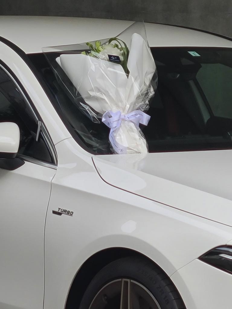 22日に猿之助の自宅ガレージにある車に手向けられていた花束（撮影/上田耕司）
