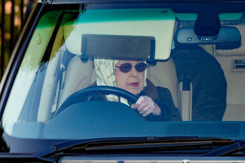 サンドリンガムで運転するエリザベス女王。数日前にハリー王子の王室離脱について家族会議を開いた(2020年1月18日、Splash／アフロ)