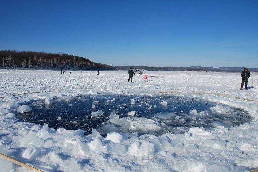 ２０１３年２月１５日、直径約１７メートルの小惑星が地球に衝突、ロシア・チェリャビンスク州に被害が出た。氷結したチェバルクリ湖には隕石片で開いた穴が見られた