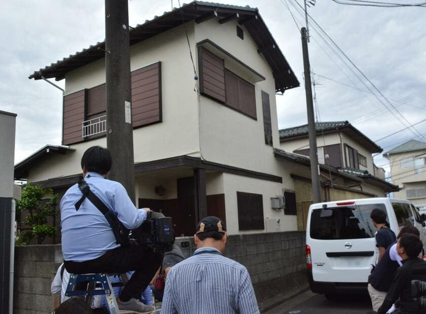 川崎市で児童らを殺傷した男の自宅。男は８０代の父方の伯父夫婦との３人暮らしだった。伯父夫婦との会話はほぼなかったという　（ｃ）朝日新聞社