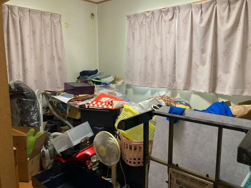 プロジェクト受講生の多くの家にある「物置部屋」。彼女の家にもありました。以前は家族の寝室だったのに／Before