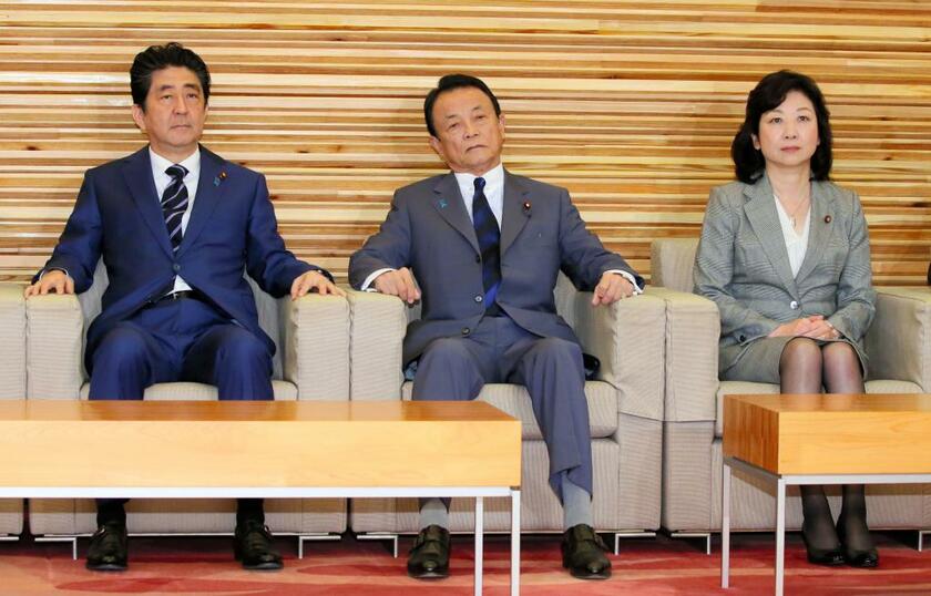 総裁選３選に向け風が吹く安倍首相（左）　（ｃ）朝日新聞社
