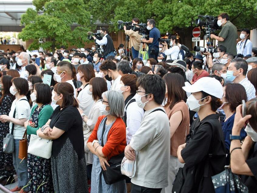 参院選立候補予定者の演説を熱心に聴く人たち