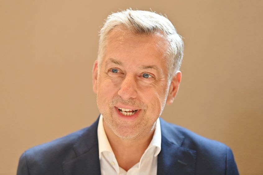 ロブ・グルート副館長は「テオは金銭面だけでなく『新しい芸術を作るために兄を刺激した』点でも大切な役割を果たした」という(撮影:写真映像部・東川哲也)