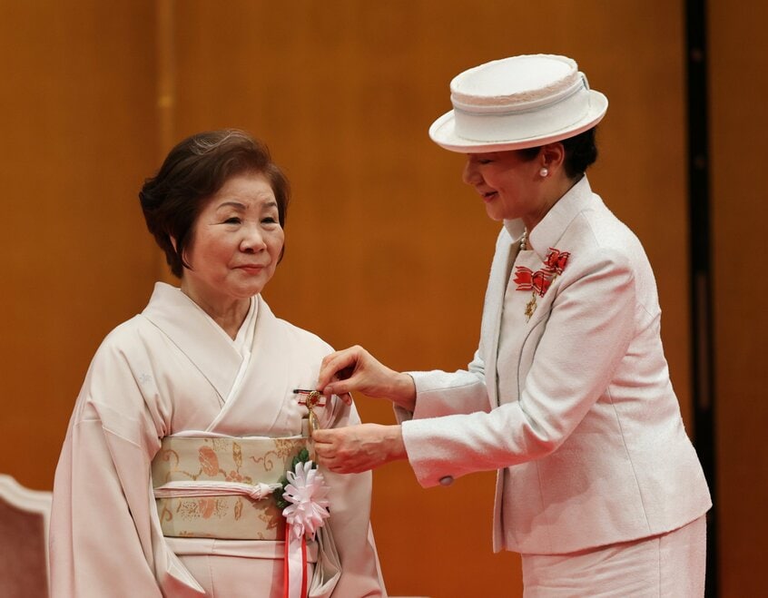 第50回フローレンス・ナイチンゲール記章授与式で、皇后雅子さまから章記と記章を授与された紙屋克子さん。懇談の場で雅子さまからの「どんなところからはじめましたか」という問いかけは、紙屋さんの印象に残るものだったという=2025年7月31日午後2時20分、東京都港区、JMPA