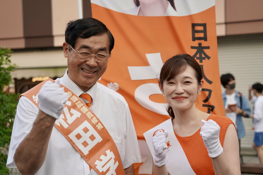 松田氏（左）とさや氏。さや氏は東京選挙区でトップ当選の可能性も報道されている