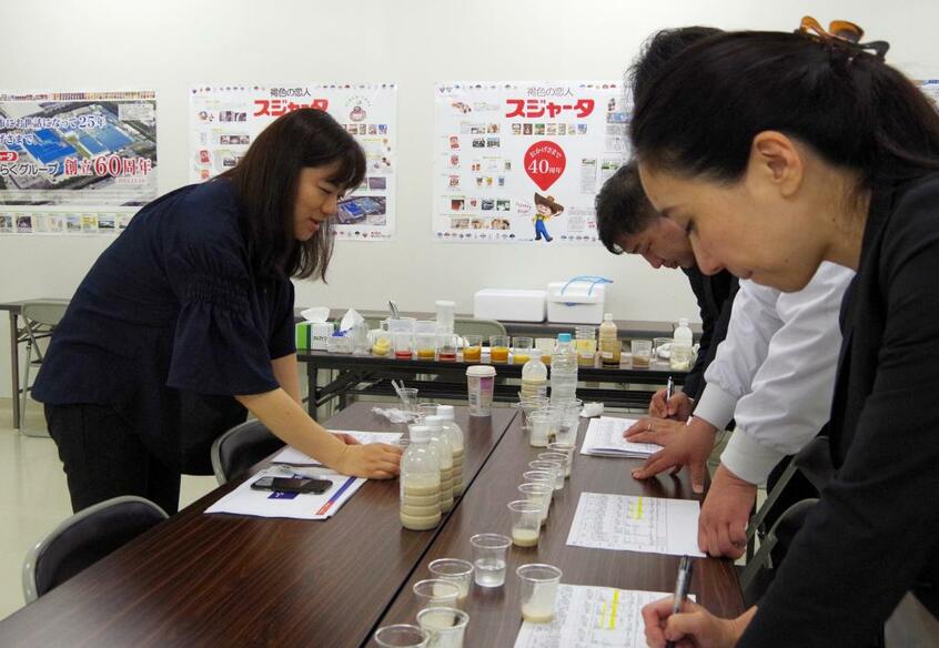 商品開発では、メーカーの開発担当の方々と一緒に、試作品を吟味していきます/2018年6月、千葉県佐倉市で
<br />