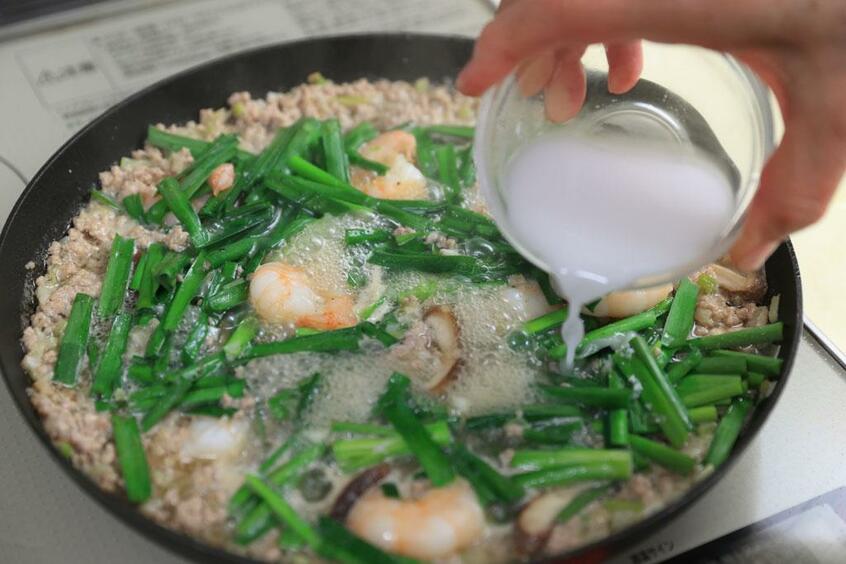 具材に火が通ったら水溶き片栗粉を回しかけ、混ぜ合わせてとろみをつける。(撮影/写真映像部・松永卓也)