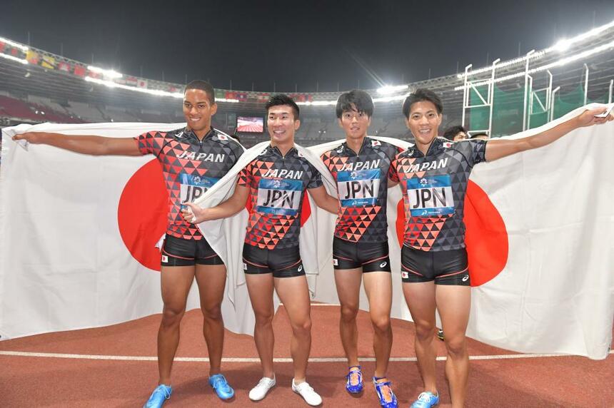 2018年アジア大会400メートルリレー金メダルの日本チーム。右から山縣亮太選手、多田修平選手、桐生祥秀選手、ケンブリッジ飛鳥選手　（ｃ）朝日新聞社