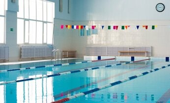 職員のミスなのになぜ弁償させない?プールの水55万円分流失の水道代 市が “異例”判断の理由
