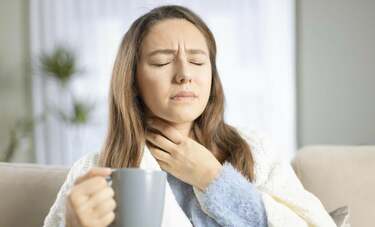 長引く喉のイガイガ、鼻づまりは慢性上咽頭炎？　肩こり、頭痛、倦怠感の症状も