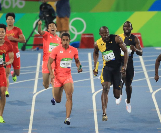 男子400mリレー決勝。第4走者のケンブリッジ飛鳥（前列左から2人目）とジャマイカのウサイン・ボルト（前列右から1人目）