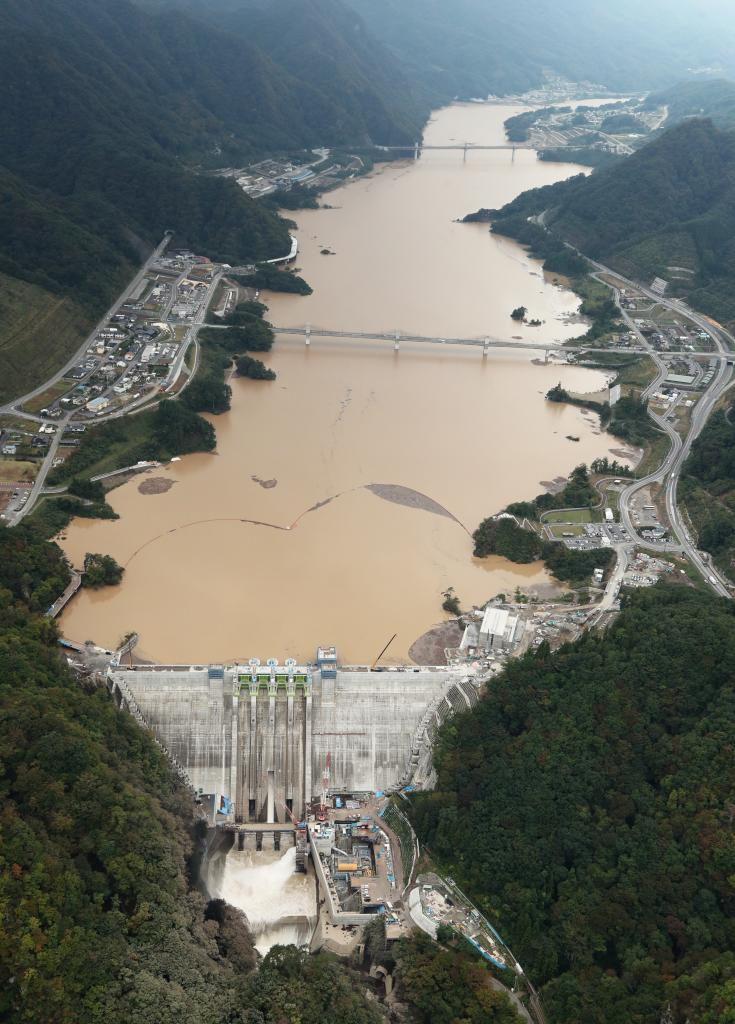 台風19号の大雨で満水になった八ツ場ダム。治水効果の検証はこれからだ=10月16日、群馬県長野原町 (c)朝日新聞社