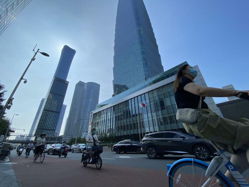 高層ビルが立ち並ぶ北京の出勤風景。経済発展とともに、いい学校に入り、いいキャリアを積んで「勝ち組」にならなくては、という熾烈な競争が続く　（ｃ）朝日新聞社