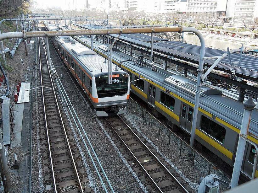 イエローラインの電車が停車する飯田橋駅では、ホームドアの設置とカーブ区間解消のため、ホームの移設工事が行われている（撮影／岸本 亨）