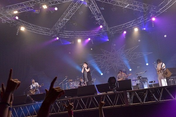 ブンブンサテライツ、【VIVA LA ROCK 2015】でのクロージングアクトに大歓声、ボーカル川島の日本語歌唱も