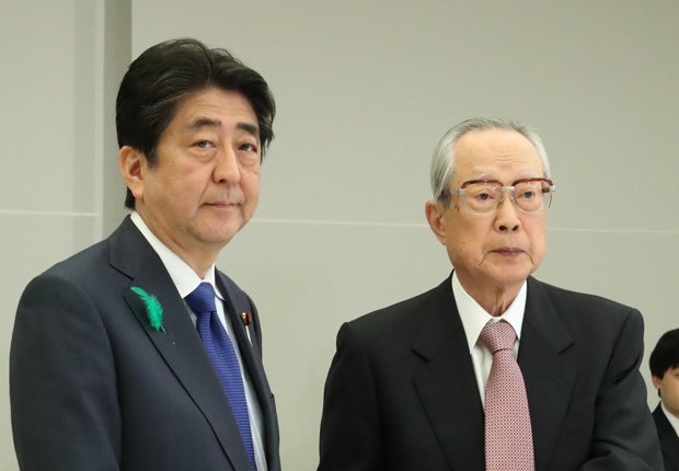 安倍首相と今井経団連名誉会長　（ｃ）朝日新聞社