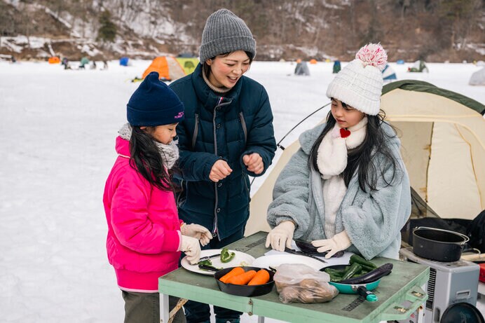 家族みんなで一緒に料理をすれば、楽しい冬キャンが更に大盛り上がり。