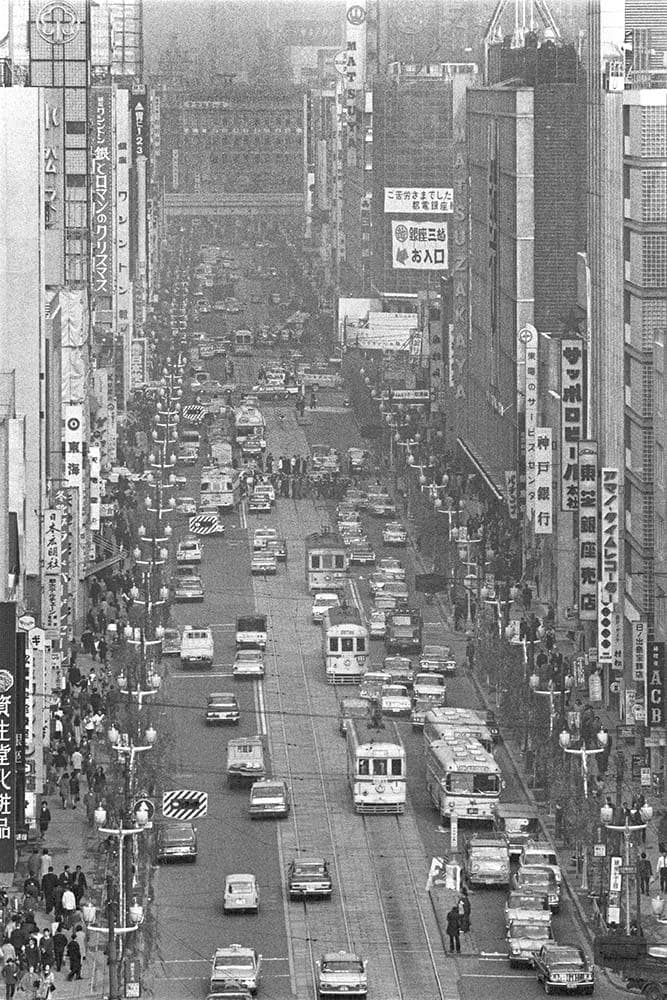 住友銀行新橋支店の屋上から俯瞰撮影した銀座通りを走る都電群。スモッグの中に京橋の第一相互館の威容が煙っていた。銀座七丁目（撮影／諸河久：1967年12月7日）