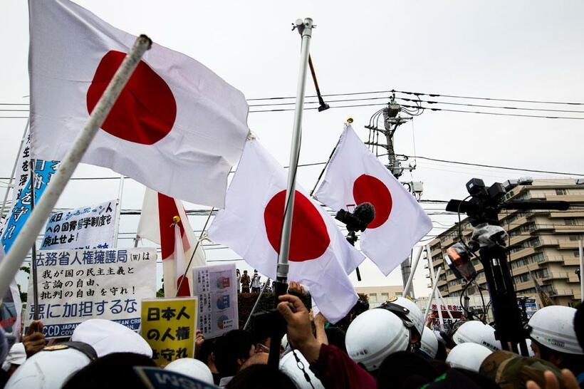 排外主義的な団体が川崎市で計画したデモ。10メートルほど進んだが、反対する市民らが取り囲んで中止になった／2016年６月５日（写真：Richard A. De Guzman/アフロ）