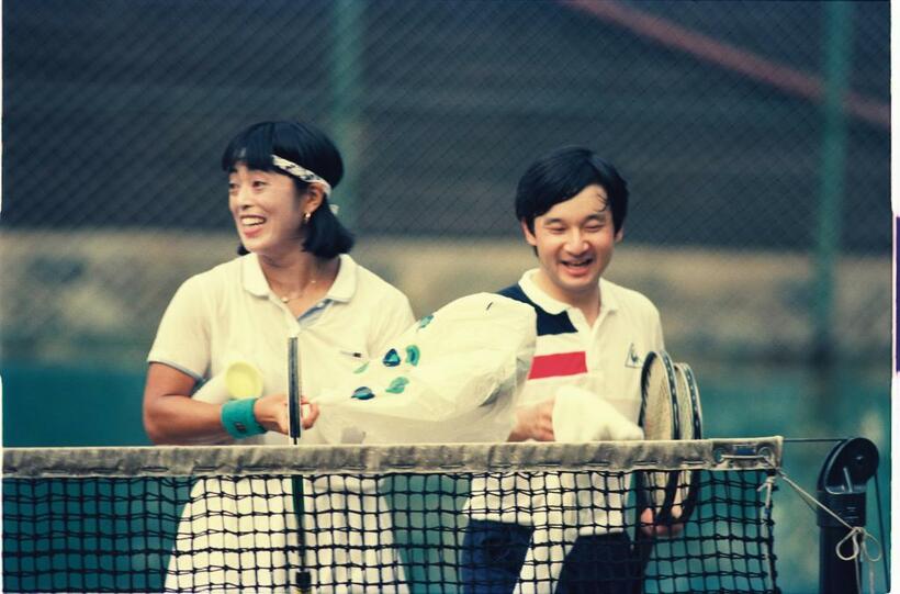 滞在中の軽井沢で、プロテニス選手の佐藤直子さんらとテニスを楽しむ皇太子さま（当時）＝1990年8月、長野県