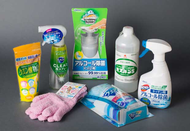 「キュキュット　ＣＬＥＡＲ泡スプレー」など洗剤や除菌剤類（撮影／写真部・小原雄輝）