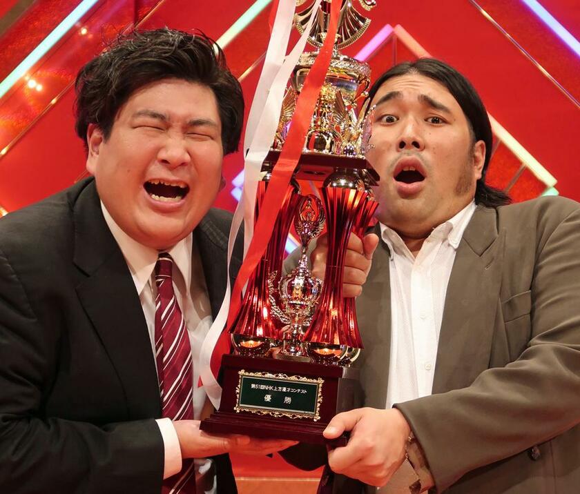 『NHK上方漫才コンテスト』で優勝した当時のビスケットブラザーズのきん（左）と原田泰雅