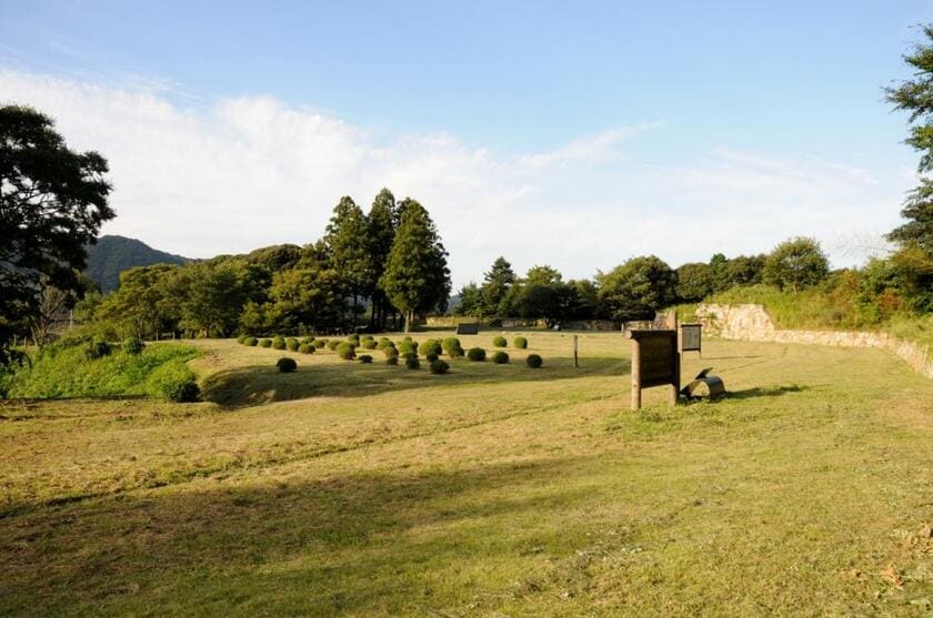 【3位】月山富田城の山中御殿。御子守口・菅谷口・塩谷口からの登城路が合流する曲輪。山中御殿は堀尾氏時代に整備されたとみられる。上下2段に分かれ、南側上段には城主の御殿跡の大規模な礎石の遺構が残る。