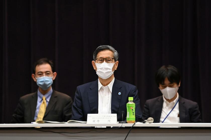 8月25日、政府の新型コロナウイルス感染症に関する「基本的対処方針分科会」に臨む尾身茂会長（中央）（ｃ）朝日新聞社