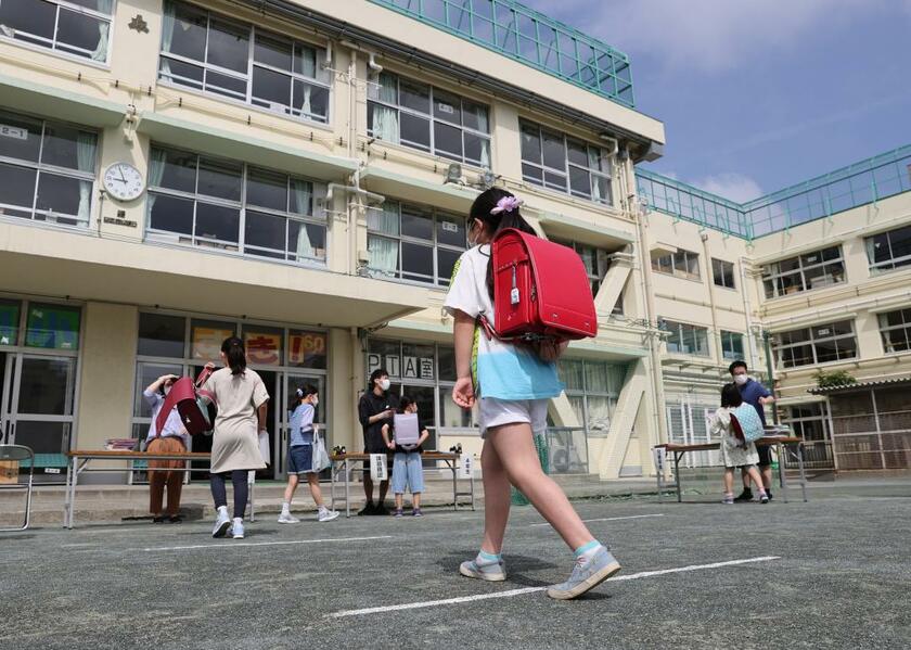 休校や分散登校が続いた学校も本格的に再開し始めた。ただ「第2波」で再休校の可能性もあり、中学受験を控える子どもたちは特に不安が募る　（ｃ）朝日新聞社
